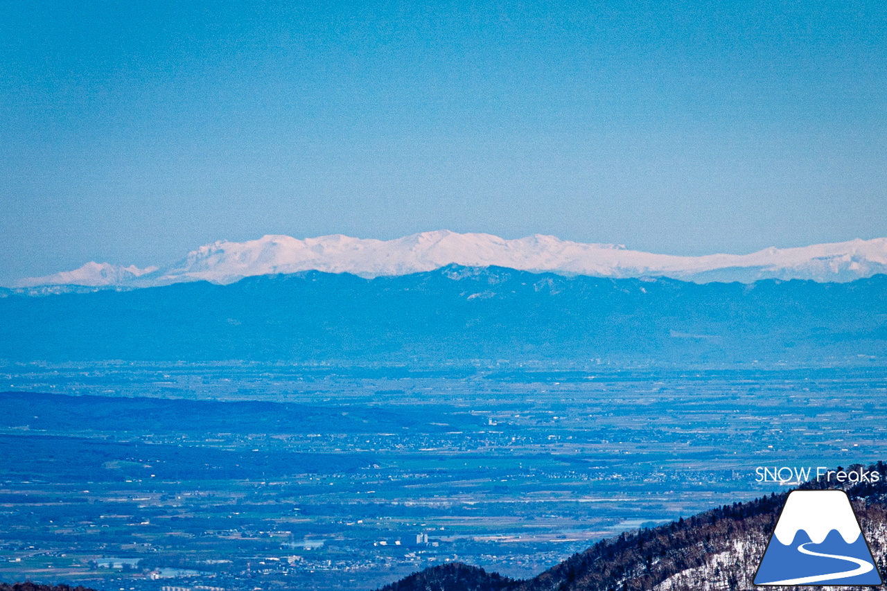 札幌国際スキー場｜ゴールデンウイーク初日も全コース滑走可能OK！！真っ白な雪と澄んだ青空 ＝ 絶好の春スキー＆スノーボード日和♪そして、日本海の彼方に、なんと利尻富士が見えた？！